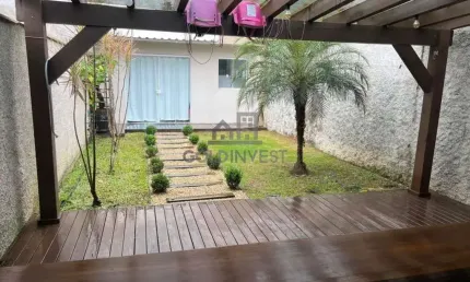 Sobrado com cozinha sob medida e 2 quartos, ótimo espaço externo, com área de festas