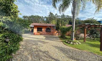 Sítio encantador no Moura, Canelinha (SC) – Conexão com a natureza e conforto em um só lugar!