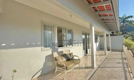 Casa Aconchegante com 3 Dormitórios, Varanda e Terreno Grande – Perto do Centro