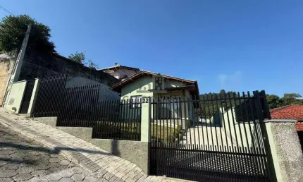 Casa com 3 quarto e amplo terreno no bairro águas claras (aceita financiamento)