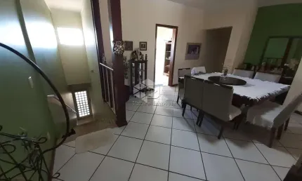 Sobrado à venda, 3 quartos, 1 suíte, 5 vagas, Bairro Parque dos Lagos.