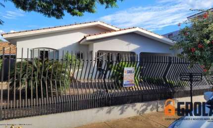 Casa para Venda em Campo Mourão, Centro, 5 dormitórios, 1 suíte, 2 banheiros, 2 vagas