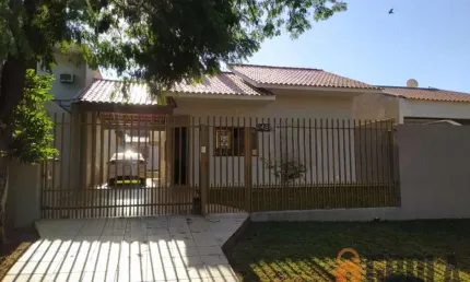 Casa para Venda em Campo Mourão, Centro, 3 dormitórios, 1 suíte, 2 banheiros, 2 vagas