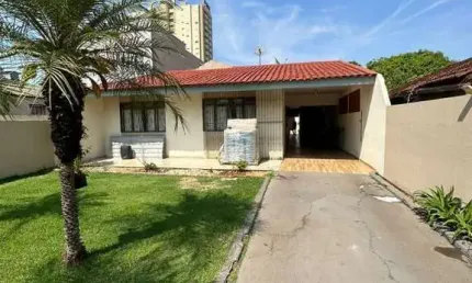 Casa para Venda em Campo Mourão, Centro, 5 dormitórios, 1 suíte, 2 banheiros, 4 vagas