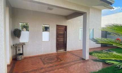 Casa para Venda em Campo Mourão, Jardim Shangrilá, 4 dormitórios, 1 suíte, 2 banheiros