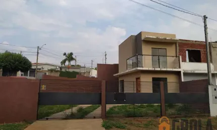Sobrado para Venda em Campo Mourão, Jardim Casali, 2 dormitórios, 2 suítes, 1 banheiro, 1 vaga