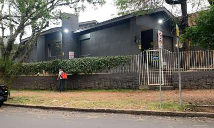 Casa comercial com 7 salas para alugar na Avenida Alegrete, 21, Petrópolis, Porto Alegre por R$ 6.300