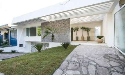 Casa em condomínio fechado com 3 quartos para alugar na Rua Alfredo Schuett, 660, Três Figueiras, Porto Alegre por R$ 18.000