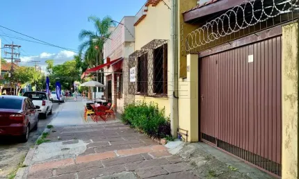 Casa comercial com 2 salas para alugar na Rua Miguel Tostes, 545, Rio Branco, Porto Alegre por R$ 6.500