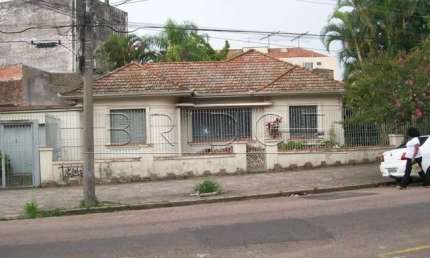 Casa comercial com 3 salas para alugar na Rua General Couto de Magalhães, 470, São João, Porto Alegre por R$ 8.000