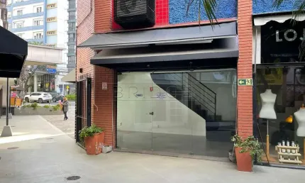 Ponto comercial para alugar na Rua Vinte e Quatro de Outubro, 435, Moinhos de Vento, Porto Alegre por R$ 3.250