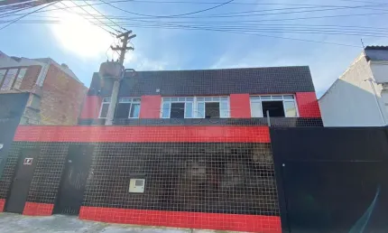 Casa comercial com 34 salas para alugar na Avenida Cairu, 524, Navegantes, Porto Alegre por R$ 15.000