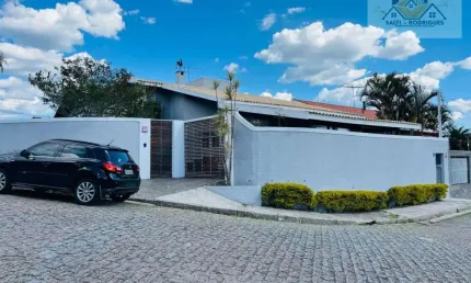 Alto Padrão! Casa Térrea com Piscina, Lareira e Suíte com Hidro e Closet