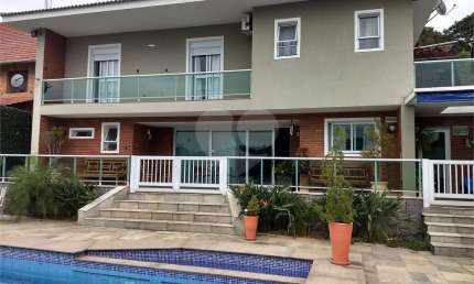Sobrado Alto Padrão com Piscina à Venda no Horto Florestal – 4 Suítes