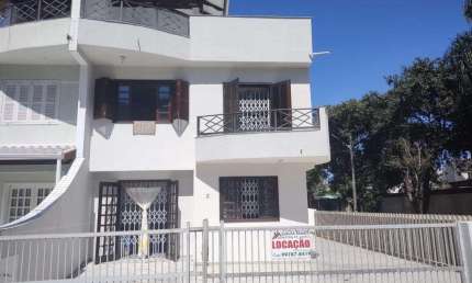 Sobrado para Temporada em Guaratuba, Centro, 3 dormitórios, 1 suíte, 3 banheiros, 3 vagas