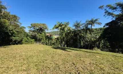 Chácara escriturada com 5.000m² – casa em alvenaria – local tranquilo e próximo à br-101