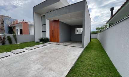Apresentamos uma excelente casa localizada no bairro Rio Vermelho, com um amplo pátio individual perfeito para momentos de lazer,