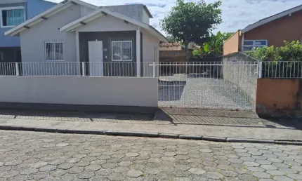 Casa financiavel com 02 dormitórios - bairro do rio vermelho