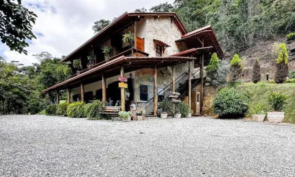 Sítio Exclusivo com Sede Luxuosa e 4 Suítes em Domingos Martins