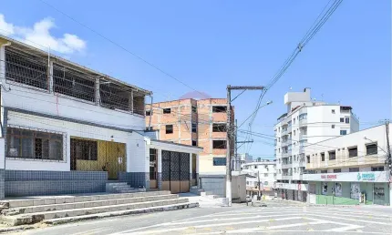 Casa com 4 moradias com potencial comercial na rua das clinicas