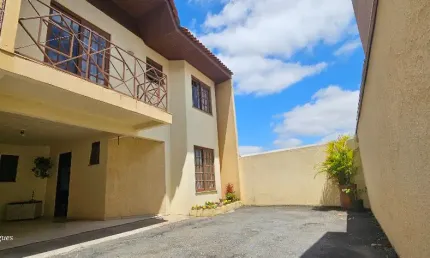 Sobrado impecável, bem localizado, com suíte e ampla sacada: o espaço perfeito para clientes exigentes.