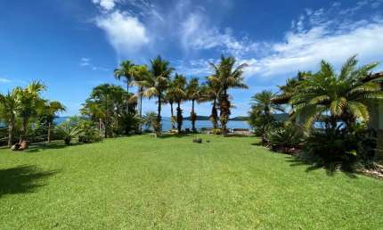 Luxuosa propriedade pé na areia de 6 quartos em Angra dos Reis - RJ à Venda