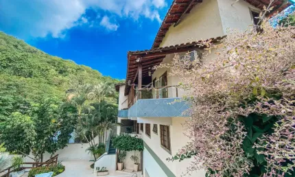 Propriedade em terreno de 810m² com: casa principal maislofts independentes que totalizam 6 quartos em condomínio, freguesia de jacarepaguá.