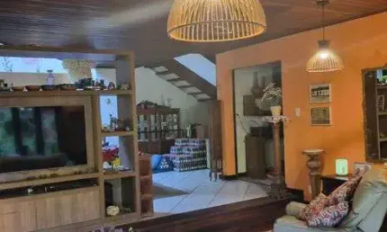 CASA COM 4/4 SENDO 3 (TRÊS) SUÍTES, TERRENO COM 877M², PISCINA, QUIOSQUE, COND. FECHADO