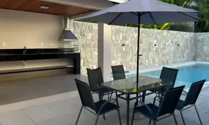CASA DECORADA COM 4 SUÍTES, PISCINA E ESPAÇO GOURMET EM AMPLO TERRENO DE 902M²