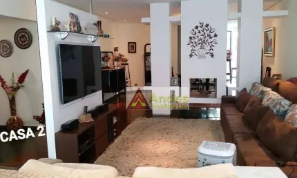 Magnífico sobrado em local nobre, com 4 suítes, escritório, duas varandas, sala ampla com lareira, lavabo, garagem  para 6 autos.