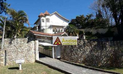 Portentosa mansão na Serra da Cantareira, com 690m2 de A.C e 1.600 de Terreno! É tudo o que você precisa! Confira.