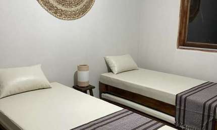 Casa de 2 dormitórios / mobiliado e decorado / 50 metros do mar