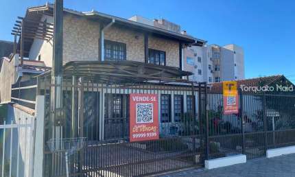 Ampla Casa Sobrado com 4 Dormitórios, Suíte com Hidro e Edícula em Terreno de 220 m²