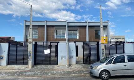Geminado com 3 Quartos, Suíte e Ótima Localização no Bairro Floresta