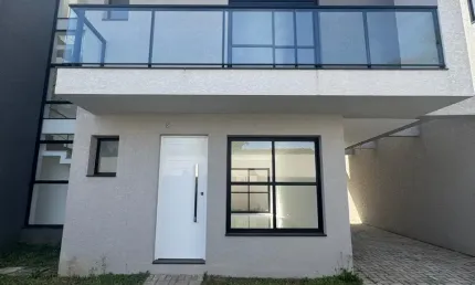 Sobrado triplex com terraço em condomínio à venda no bacacheri