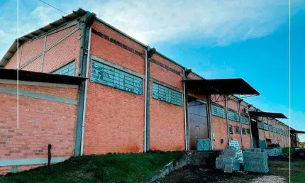 Barracão na BR-277 em Localização Estratégica com Acesso Facilitado!