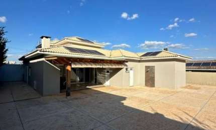 Casa em Condomínio para Locação em Álvares Machado, CONDOMINIO RESIDENCIAL GRAMADO, 3 dormitórios, 3 suítes, 1 banheiro, 2 vagas