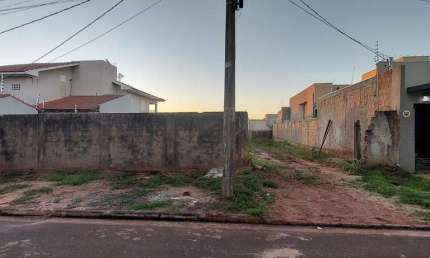 Excelente oportunidade no bairro que mais cresce na cidade!  Área total: 450 m²
