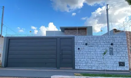 Casa Térrea (3 quartos sendo uma suíte com Closet e Piscina)
