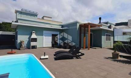 CASA DE ALTO PADRÃO COM 3 DORMITÓRIOS/QUARTOS SENDO 2 SUÍTES COM PISCINA AQUECIDA  NO ALTO DOS INGLESES - FLORIANÓPOLIS POR R$ 2.020.000