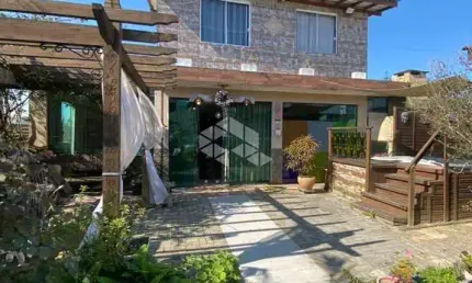 Casa Sobrado com Vista para o Mar em Praia do Meio (Ens Brito), Palhoça - R$ 850.000