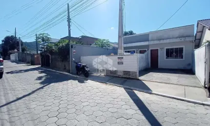 Casa à Venda no Bairro São João do Rio Vermelho - Florianópolis - R$ 250.000,00