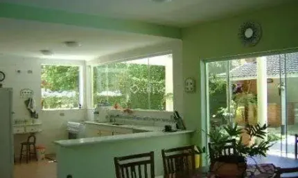 Casa à Venda com 4 quartos, 2 suítes e 234m² por R$ 2.700.000