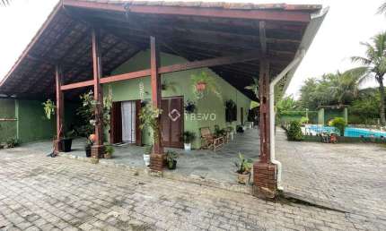 Casa à Venda com 3 quartos, sendo 1 suíte, 7 vagas e 327m² por R$ 750.000