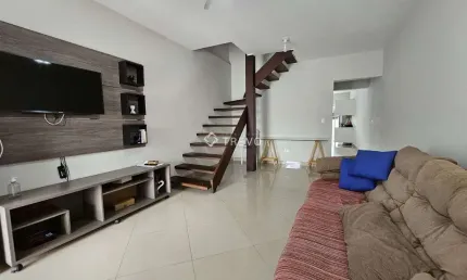 Sobrado à Venda com 3 quartos, 3 banheiros, 2 vagas e 191m² por R$ 650.000