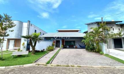 CASA EM CONDOMÍNIO FECHADO PARA VENDA OU LOCAÇÃO ANUAL 4 DORM, 5 WC 6 VAGAS