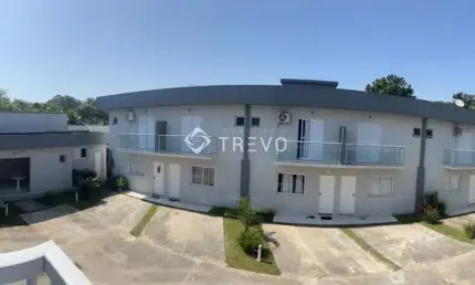 CASA EM VILLAGIO A 800 METROS DA PRAIA COM 2 SUÍTES, 2 VAGAS EM BERTIOGA/SP
