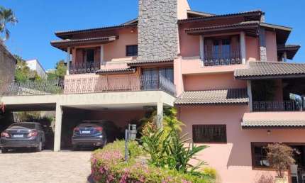 Invista em Vinhedo: Luxuosa Casa no Condomínio Marambaia!