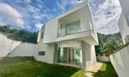 Casa duplex com 3 dormitórios e um excelente quintal  à venda em itaipu.
