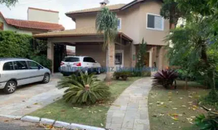 Casa em condomínio fechado, 342m², 4 quartos, sendo 2 suítes, sala, lareira, espaço gourmet, piscina, 4 vagas de garagem